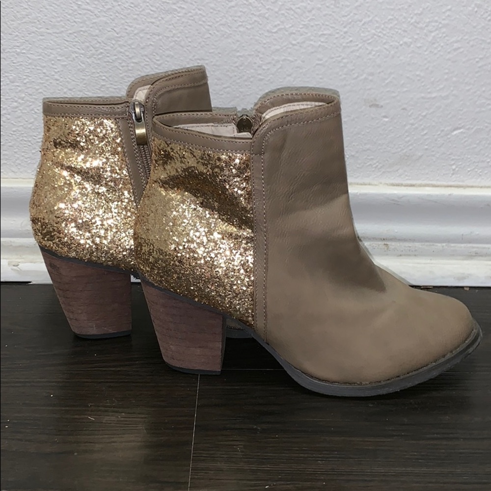 ✨Woman’s Gold and brown leather booties✨